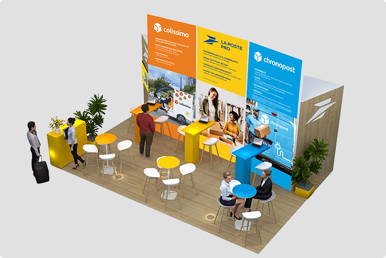 L’image montre un stand d’exposition 3D aux couleurs vives (jaune, bleu, blanc) avec les marques Colissimo, La Poste et Chronopost. Il y a des bannières, un comptoir de réception et des tables.