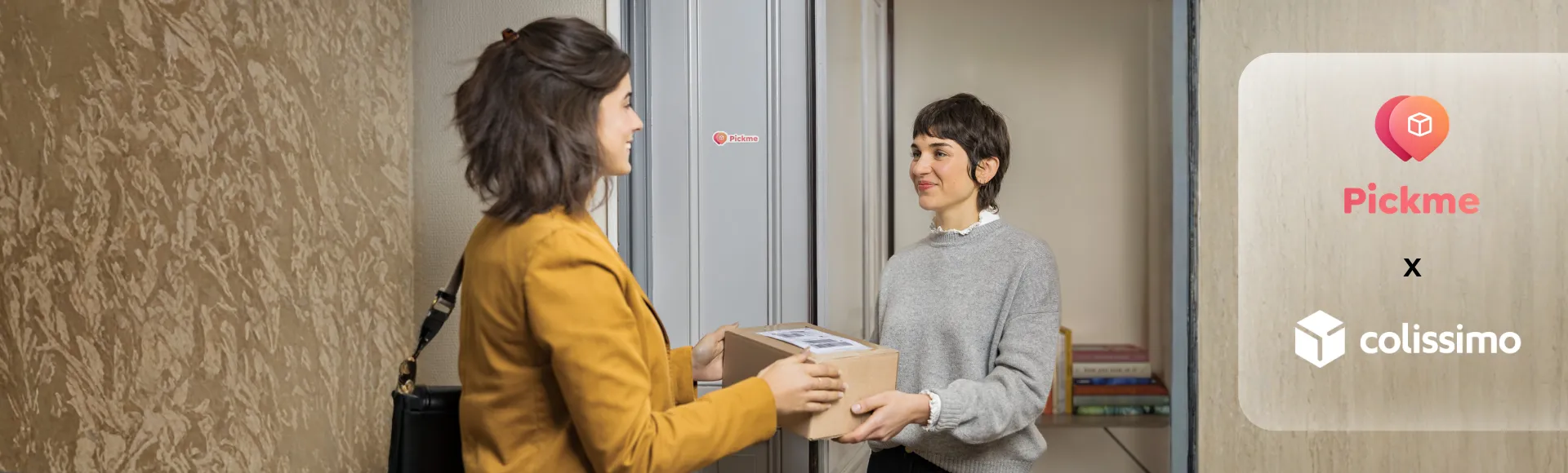 Une personne récupère un colis remis par un voisin relais pickme