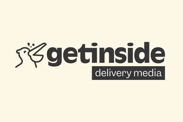 Logo monochromatique du partenaire Colissimo Getinside présentant l'illustration d'un pelican avec l'incription "Getinside delivery media" 