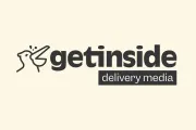 Logo monochromatique du partenaire Colissimo Getinside présentant l'illustration d'un pelican avec l'incription "Getinside delivery media" 